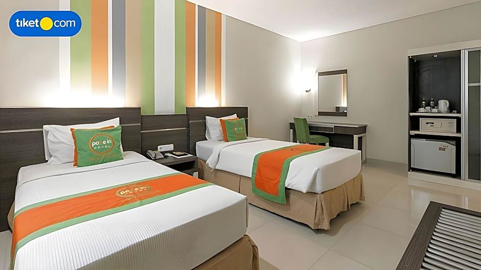 Pose In Hotel Solo