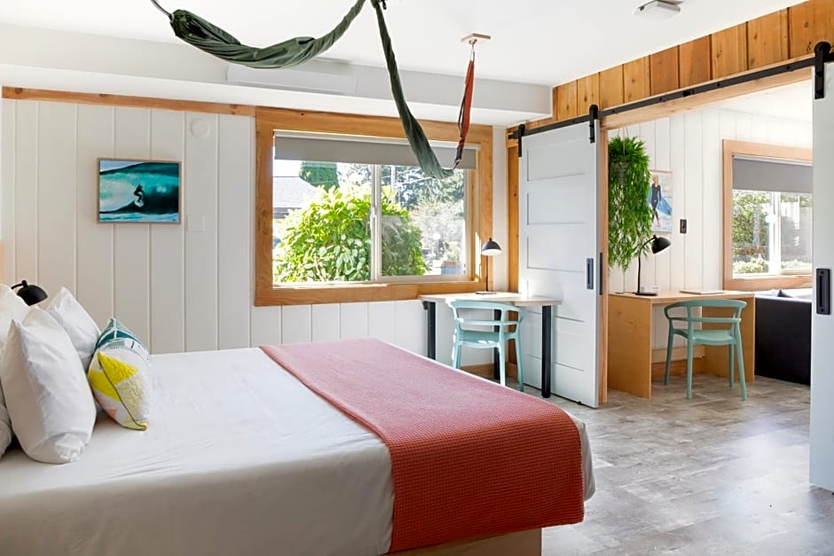 LOGE Westport