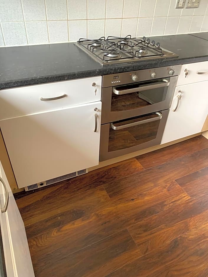 Private Rooms In A Cheerful 4-Bedroom Town House