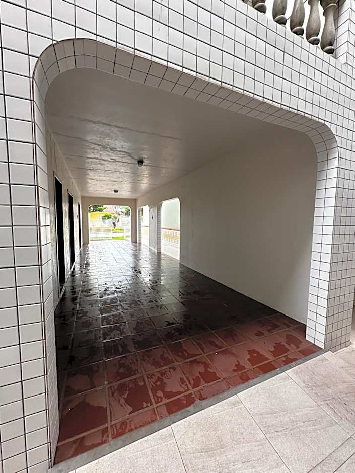 Casa de praia com boa ventilação garagem coberta para 3 carros 50m da praia