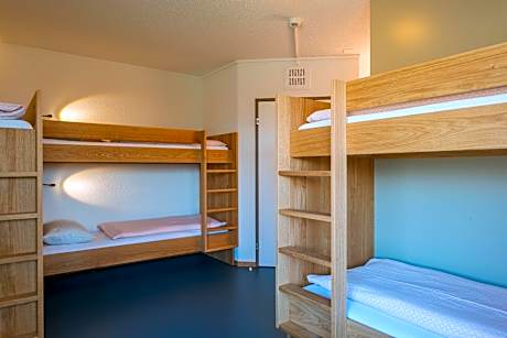 Private Room for 6 People with Shared Bathroom