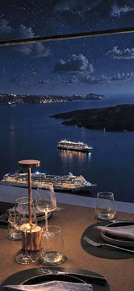 Sun Rocks Boutique Hotel - Caldera View Suites & Sunset Dining Experience