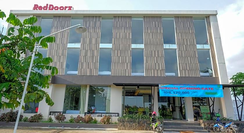 RedDoorz Plus near Solo Baru