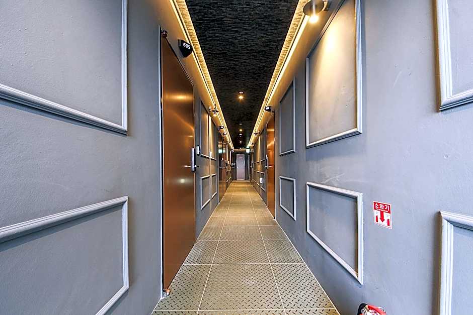 Hotel Hermes at Yongin Everland Station