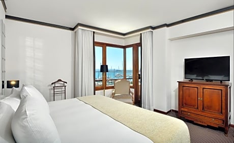 Red Level Suite with Sea and Cathedral View