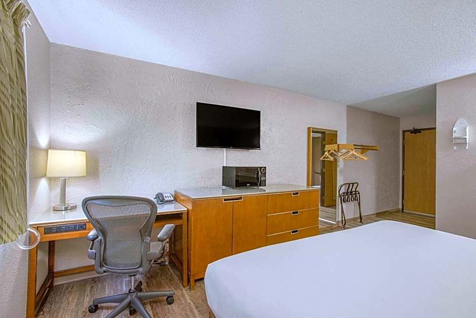 Rodeway Inn & Suites Grand Rapids Southeast