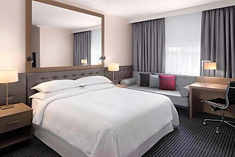 Club Room, Club Lounge Access, 1 Queen