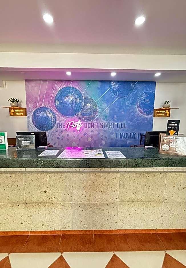 Nomads Party Hotel & Hostel