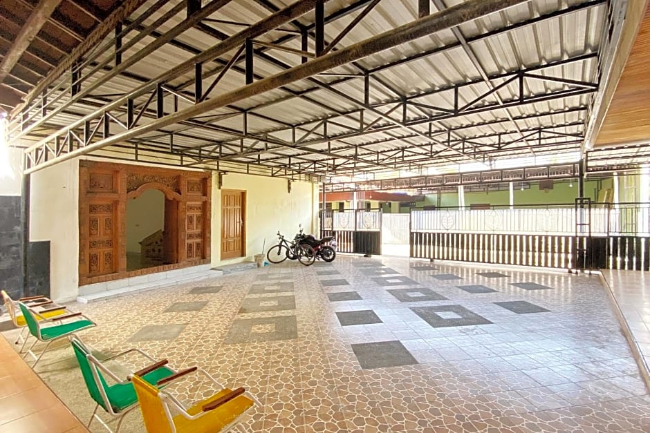 Adipura Guesthouse Syariah Mitra RedDoorz near Terminal Nganjuk
