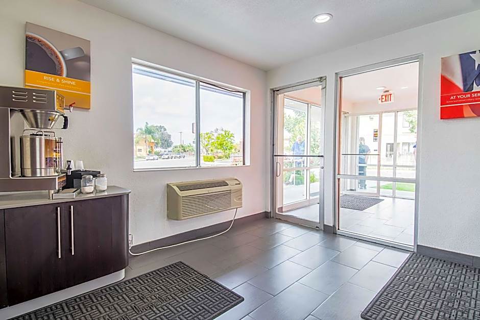 Motel 6-Bakersfield, CA - Airport