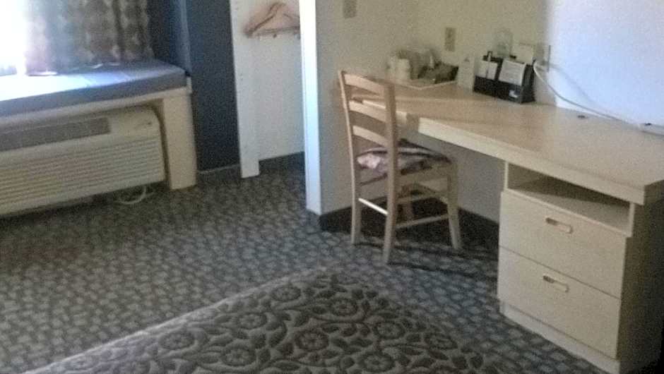 Days Inn & Suites by Wyndham Hutchinson