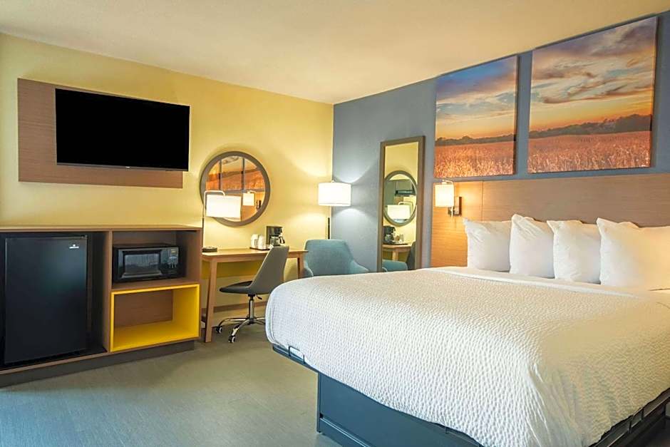 Days Inn by Wyndham Evansdale Waterloo