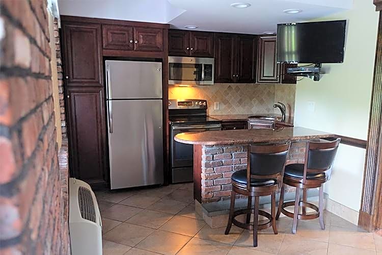 Chalet Inn & Suites