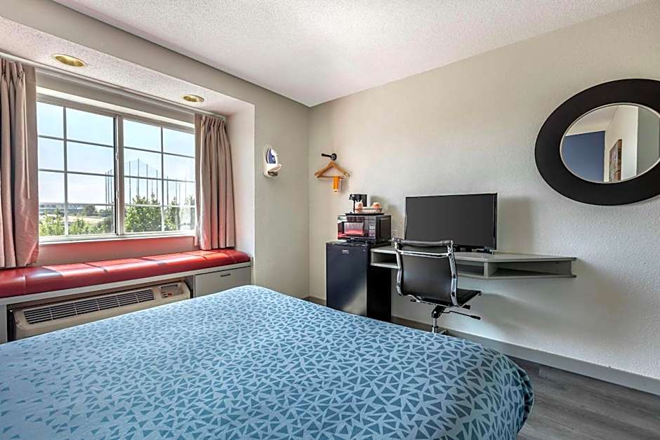 Econo Lodge Inn And Suites Greenville