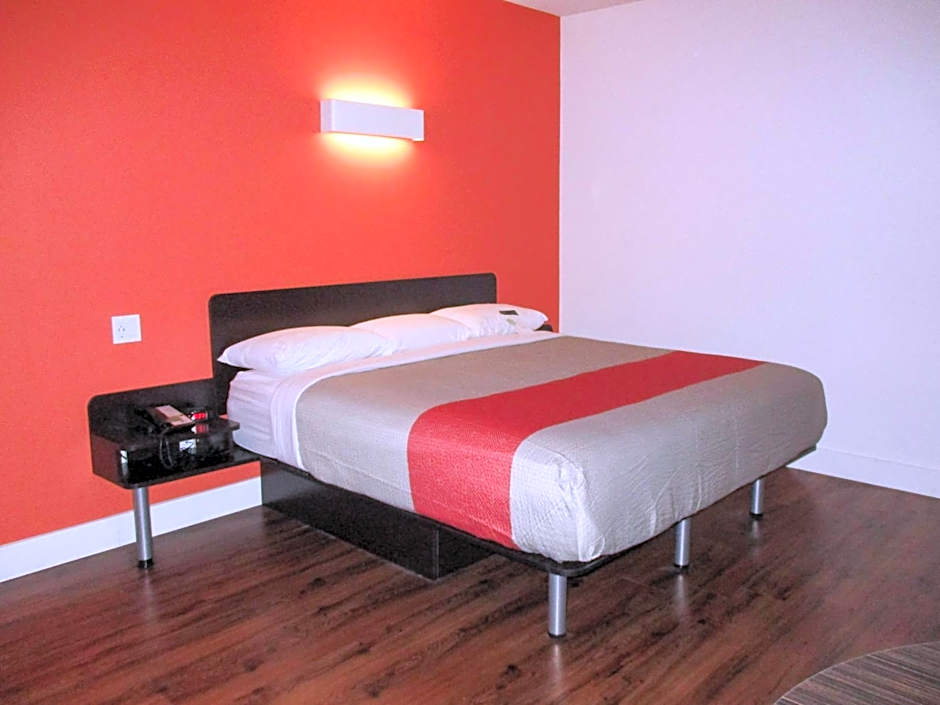 Photo 1 of 7 of Deluxe 1 King Bed