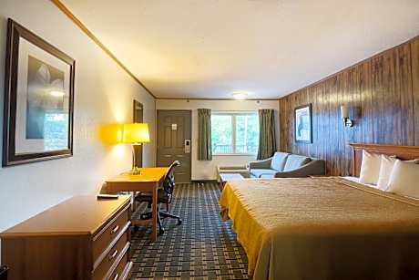 Queen Room - RiverFront