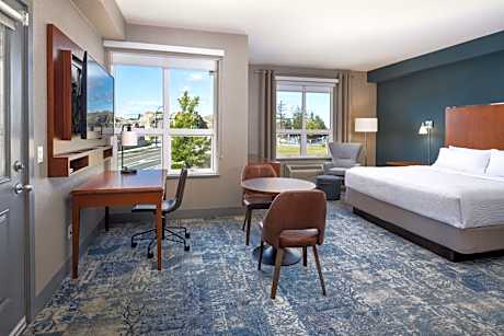 Suite, 1 King, Corner room, Balcony