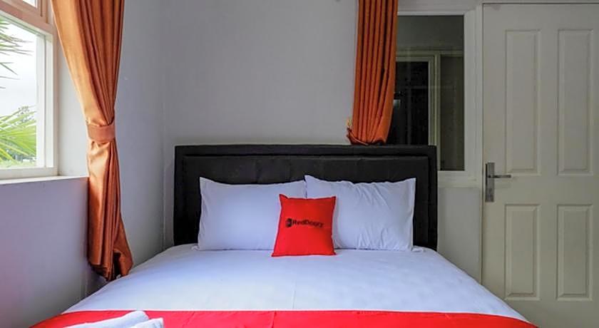 RedDoorz @ City Park Medoho Semarang
