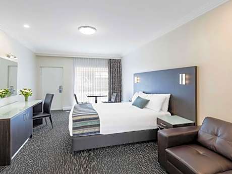 Superior 1 Queen Bed
