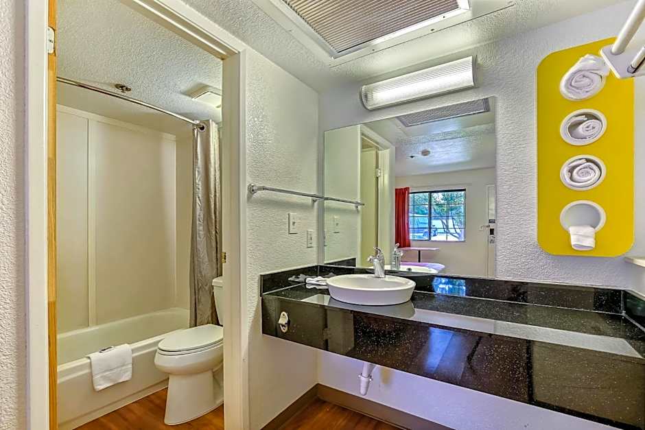 Super 8 by Wyndham Livermore