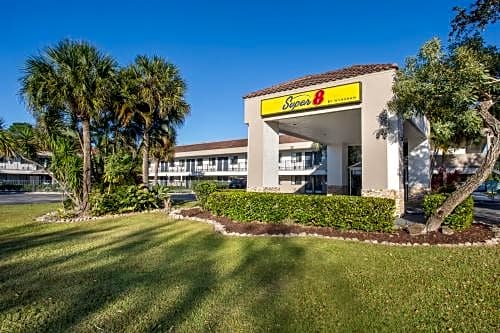 Super 8 by Wyndham Naples