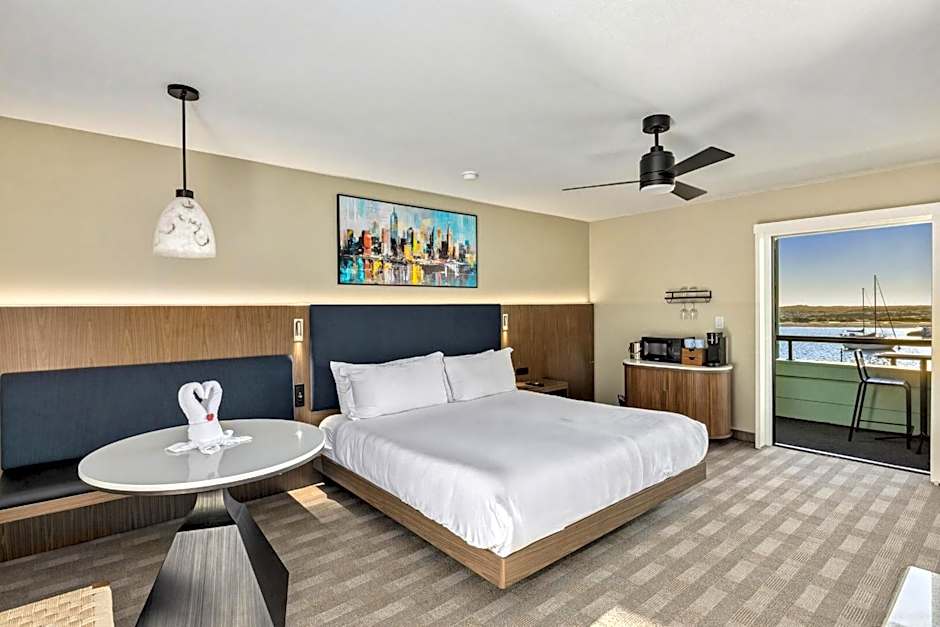 456 Embarcadero Inn & Suites