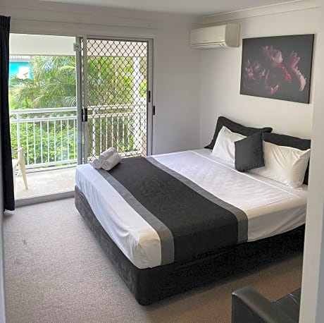Studio Deluxe Queen Bed