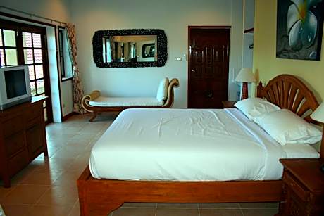 Honeymoon Suite with Spa Bath