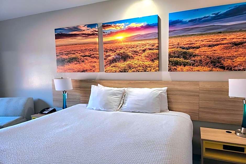 Days Inn & Suites by Wyndham Katy