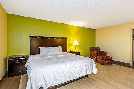 1 King Bed | Mobility Accessible RI Shower Nsmk