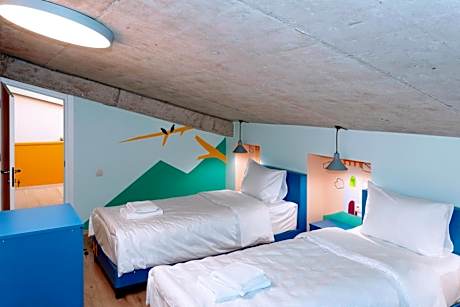 Single Bed in Mixed Dormitory Room
