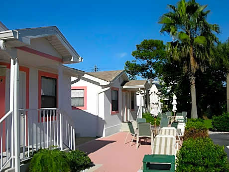 Carlton House Motel and Suites
