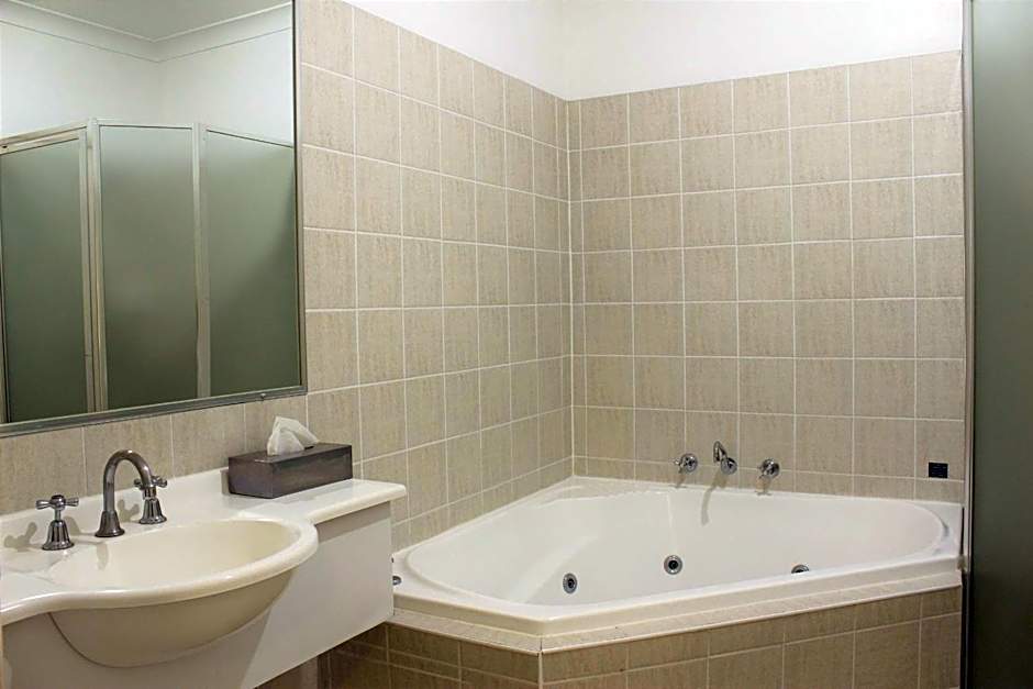 Carlyle Suites & Apartments