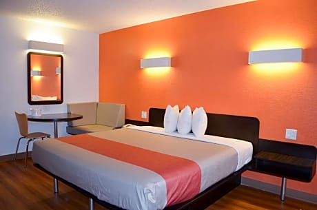 Deluxe King Room - Non-Smoking