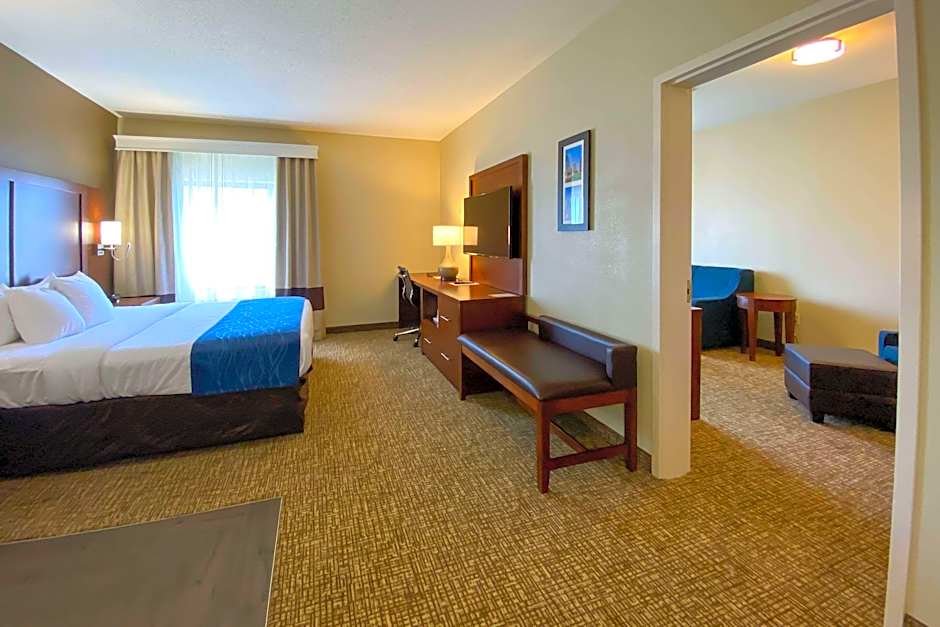 Photo 1 of 8 of 1 King Bed with Sofabed, Whirlpool