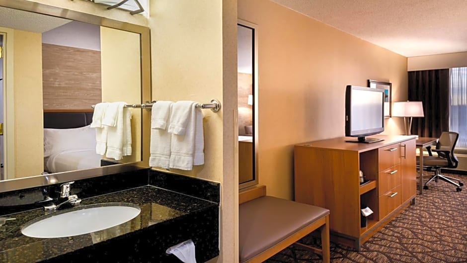 Holiday Inn Hotel & Suites Warren by IHG