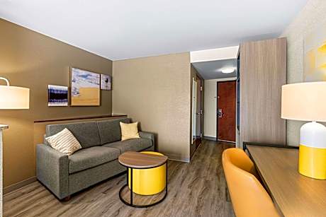 1 King Bed, Suite, Nonsmoking