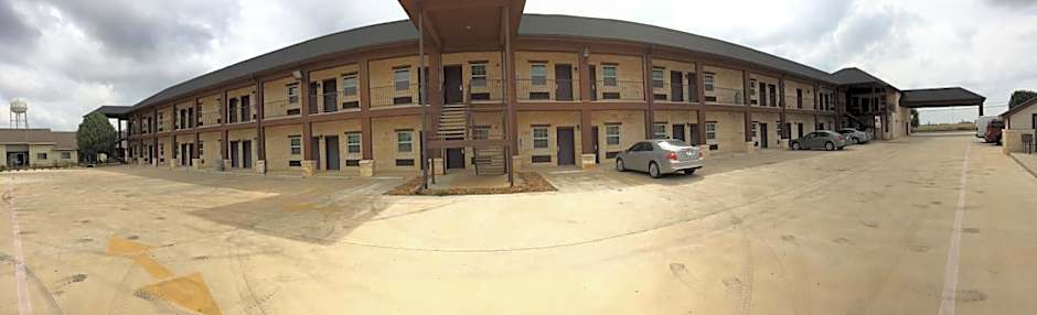 Pearsall Inn and Suites