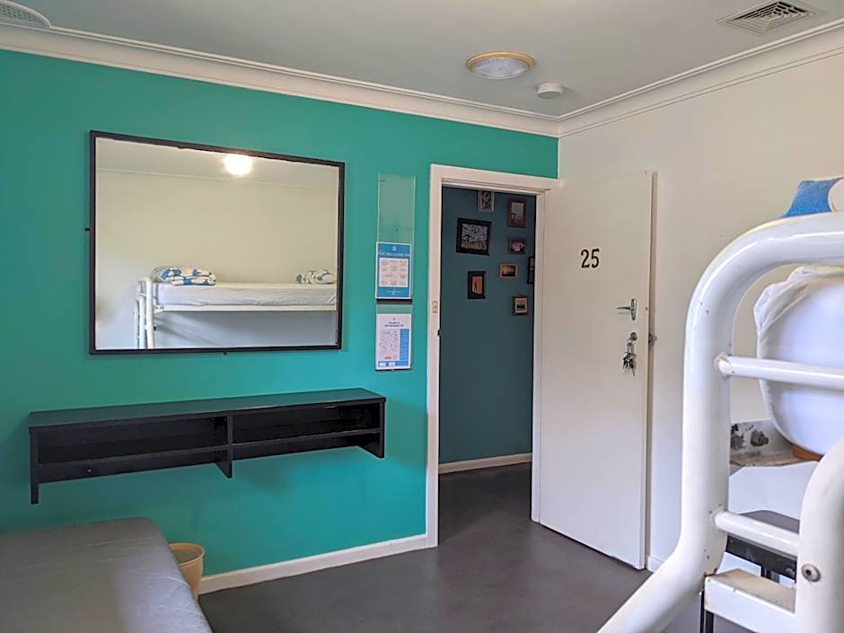 Ozzie Pozzie Backpackers