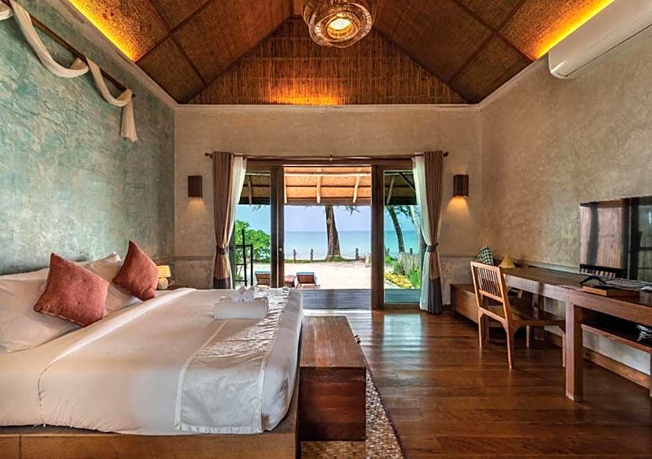 Photo 1 of 7 of Villa, Beachfront