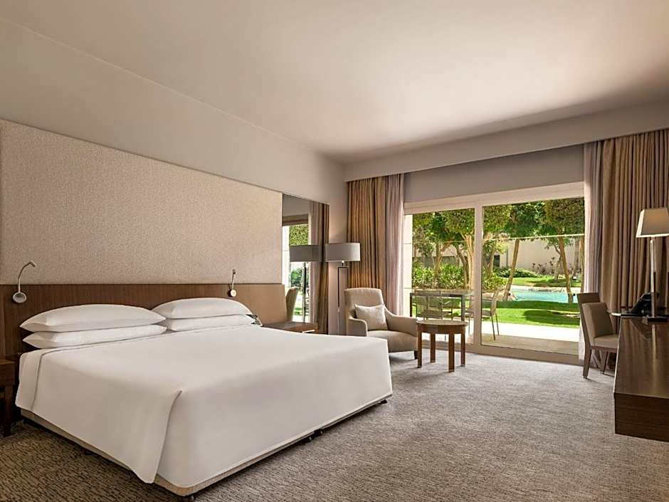 Dusit Thani LakeView Cairo