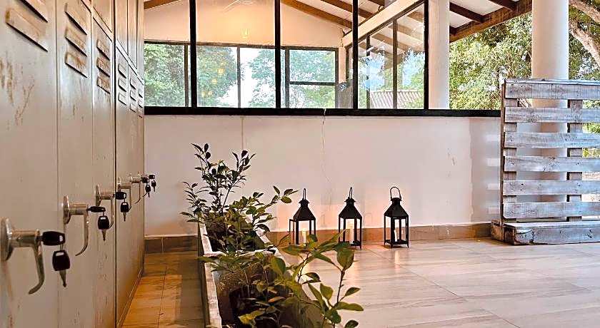 Funky Leopard Safari Lodge Bordering Yala National Park