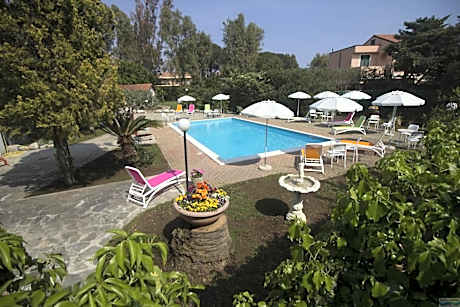 Loano Apartment Pool & Garden