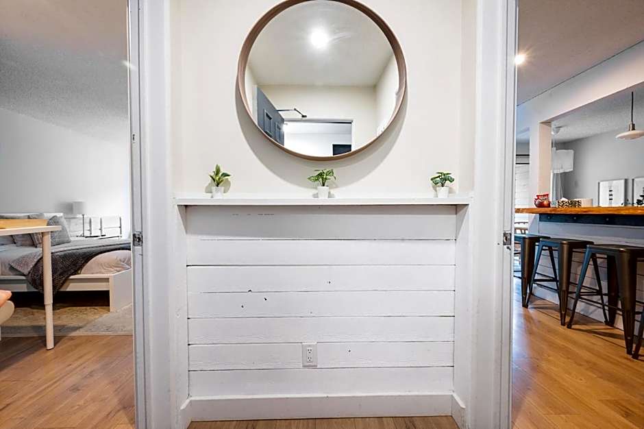 Group Stays - Large Renovated Apartment with Pool and Hot Tub