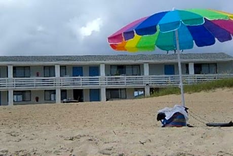 1st Floor: Oceanfront efficiency with 1 king bed