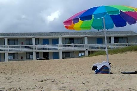  1st Floor: Oceanfront efficiency with 1 king bed