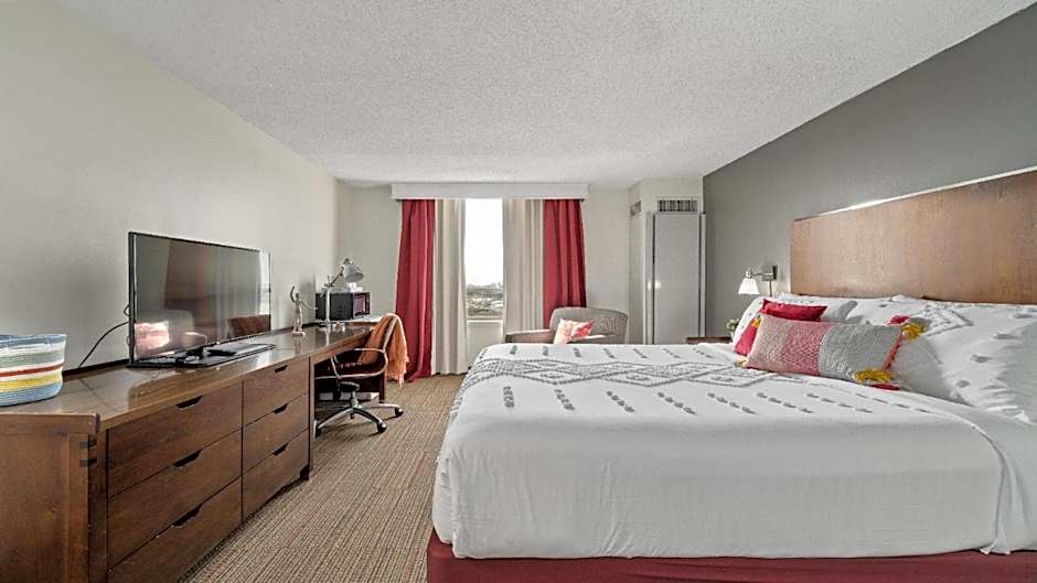 315 LoSo Hotel Airport