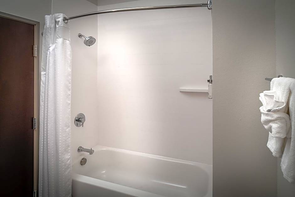 Holiday Inn Express & Suites Fairmont By IHG