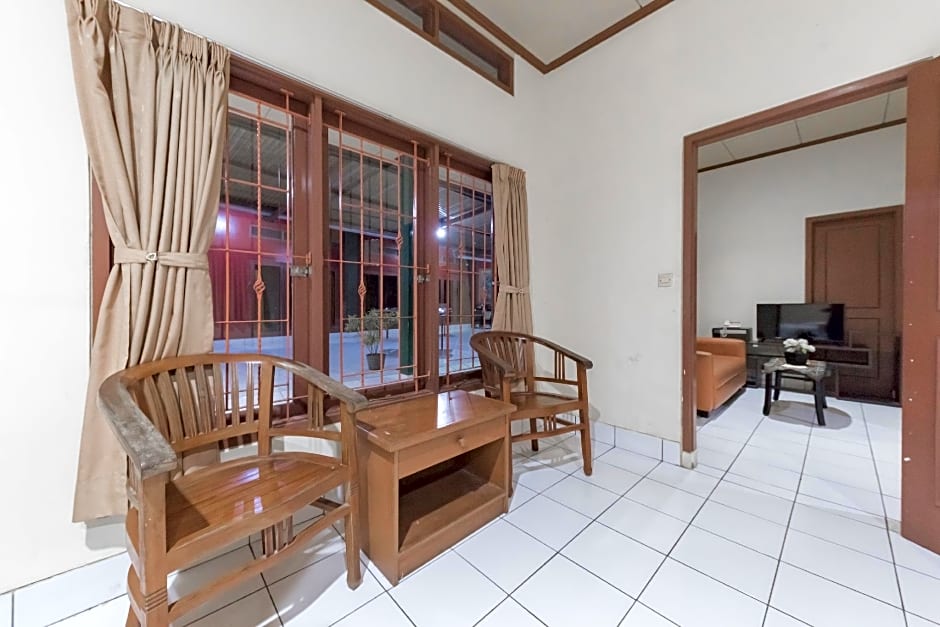 RedDoorz Plus @ Hotel Griya Astoeti