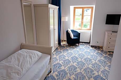 Twin Room with Shower
